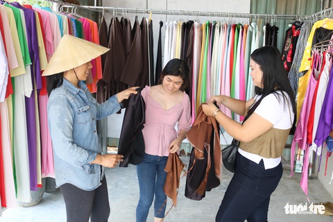 Selfie rực sắc vàng với vườn hướng dương ở TP.HCM - Ảnh 4. Selfie rực sắc vàng với vườn hướng dương ở TP.HCM - Ảnh 4.