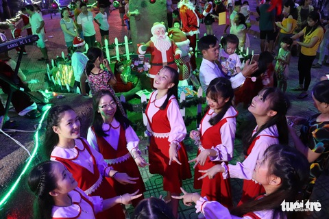 Xóm đạo Sài Gòn lung linh trong Giáng sinh - Ảnh 2. Xóm đạo Sài Gòn lung linh trong Giáng sinh - Ảnh 2.