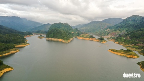 Hoàng hôn vàng trên hồ thủy điện A Vương - Ảnh 6. Hoàng hôn vàng trên hồ thủy điện A Vương - Ảnh 6.