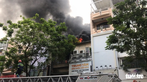 Sân thượng cửa hàng ở quận 10 bốc cháy, hàng chục nhân viên tháo chạy - Ảnh 3. Sân thượng cửa hàng ở quận 10 bốc cháy, hàng chục nhân viên tháo chạy - Ảnh 3.