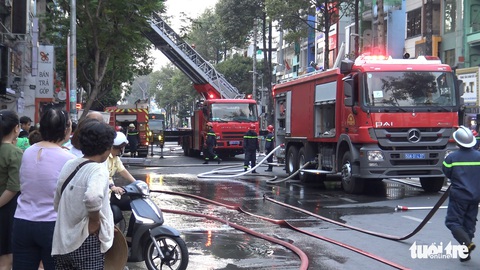 Sân thượng cửa hàng ở quận 10 bốc cháy, hàng chục nhân viên tháo chạy - Ảnh 5. Sân thượng cửa hàng ở quận 10 bốc cháy, hàng chục nhân viên tháo chạy - Ảnh 5.