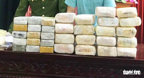 Bắt 5 người Lào đưa 30 bánh heroin và 18kg ma túy đá vào Việt Nam - Ảnh 2. Bắt 5 người Lào đưa 30 bánh heroin và 18kg ma túy đá vào Việt Nam - Ảnh 2.