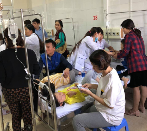 Hàng chục học sinh mầm non nôn ói, phải đi cấp cứu sau bữa trưa - Ảnh 1. Hàng chục học sinh mầm non nôn ói, phải đi cấp cứu sau bữa trưa - Ảnh 1.