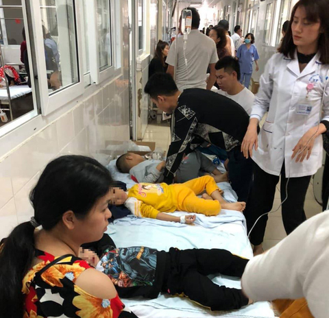 Hàng chục học sinh mầm non nôn ói, phải đi cấp cứu sau bữa trưa - Ảnh 2. Hàng chục học sinh mầm non nôn ói, phải đi cấp cứu sau bữa trưa - Ảnh 2.