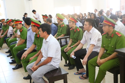 Trả hồ sơ vụ án cựu bí thư Bến Cát, Bình Dương, người nhà bị cáo vỗ tay - Ảnh 1. Trả hồ sơ vụ án cựu bí thư Bến Cát, Bình Dương, người nhà bị cáo vỗ tay - Ảnh 1.
