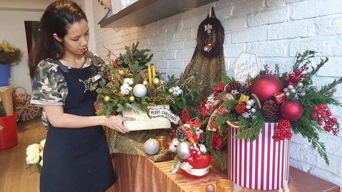 Hoa, bánh Giáng sinh giá tiền triệu vẫn tấp nập người mua - Ảnh 9. Hoa, bánh Giáng sinh giá tiền triệu vẫn tấp nập người mua - Ảnh 9.