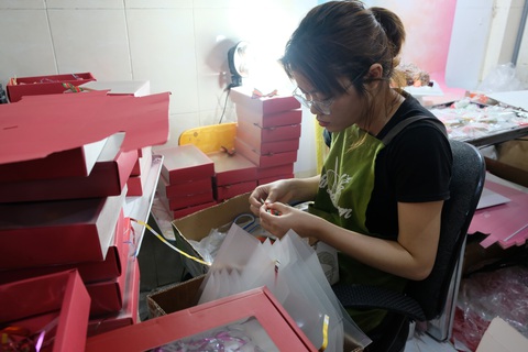 Hoa, bánh Giáng sinh giá tiền triệu vẫn tấp nập người mua - Ảnh 5. Hoa, bánh Giáng sinh giá tiền triệu vẫn tấp nập người mua - Ảnh 5.
