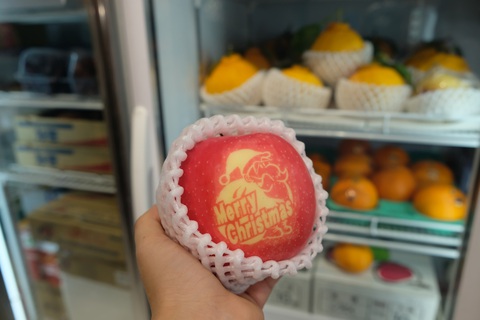 Hoa, bánh Giáng sinh giá tiền triệu vẫn tấp nập người mua - Ảnh 2. Hoa, bánh Giáng sinh giá tiền triệu vẫn tấp nập người mua - Ảnh 2.
