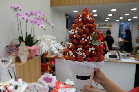 Hoa, bánh Giáng sinh giá tiền triệu vẫn tấp nập người mua - Ảnh 8. Hoa, bánh Giáng sinh giá tiền triệu vẫn tấp nập người mua - Ảnh 8.
