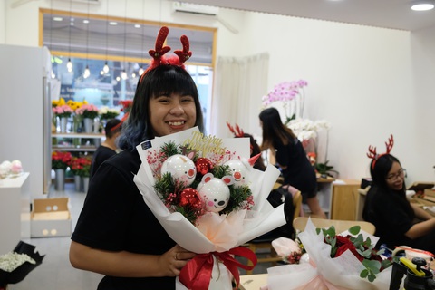 Hoa, bánh Giáng sinh giá tiền triệu vẫn tấp nập người mua - Ảnh 7. Hoa, bánh Giáng sinh giá tiền triệu vẫn tấp nập người mua - Ảnh 7.