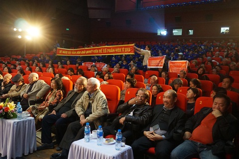 Nghệ sĩ Hãng phim truyện Việt Nam giăng băngrôn đòi giải quyết cổ phần hóa - Ảnh 4. Nghệ sĩ Hãng phim truyện Việt Nam giăng băngrôn đòi giải quyết cổ phần hóa - Ảnh 4.