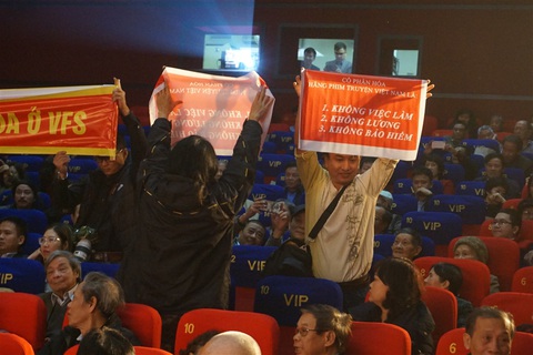 Nghệ sĩ Hãng phim truyện Việt Nam giăng băngrôn đòi giải quyết cổ phần hóa - Ảnh 5. Nghệ sĩ Hãng phim truyện Việt Nam giăng băngrôn đòi giải quyết cổ phần hóa - Ảnh 5.