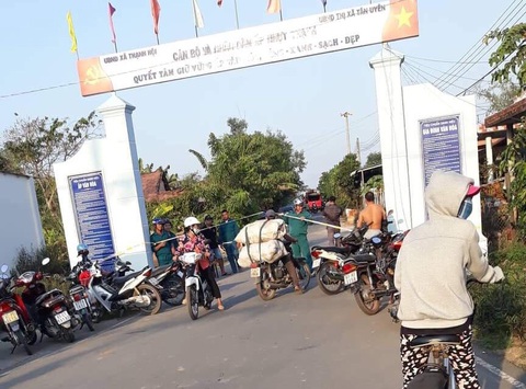 Xe đang trên phà ngang sông Đồng Nai rồ ga xuống sông, 1 người chết - Ảnh 1. Xe đang trên phà ngang sông Đồng Nai rồ ga xuống sông, 1 người chết - Ảnh 1.