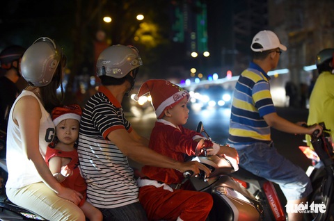 Noel sắc màu, càng khuya dòng người đổ về trung tâm TP.HCM càng đông vui - Ảnh 2. Noel sắc màu, càng khuya dòng người đổ về trung tâm TP.HCM càng đông vui - Ảnh 2.