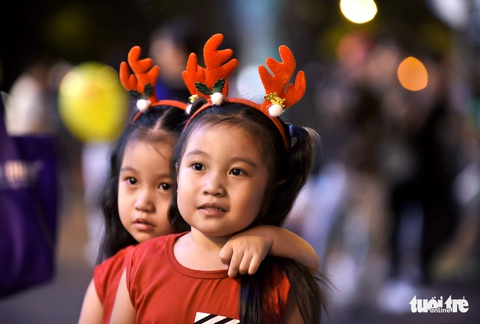 Noel sắc màu, càng khuya dòng người đổ về trung tâm TP.HCM càng đông vui - Ảnh 6. Noel sắc màu, càng khuya dòng người đổ về trung tâm TP.HCM càng đông vui - Ảnh 6.