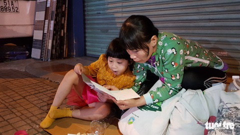Tình người sưởi ấm đêm lạnh Sài Gòn mùa Giáng sinh - Ảnh 5. Tình người sưởi ấm đêm lạnh Sài Gòn mùa Giáng sinh - Ảnh 5.