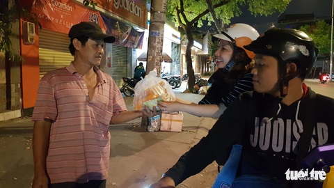 Tình người sưởi ấm đêm lạnh Sài Gòn mùa Giáng sinh - Ảnh 10. Tình người sưởi ấm đêm lạnh Sài Gòn mùa Giáng sinh - Ảnh 10.