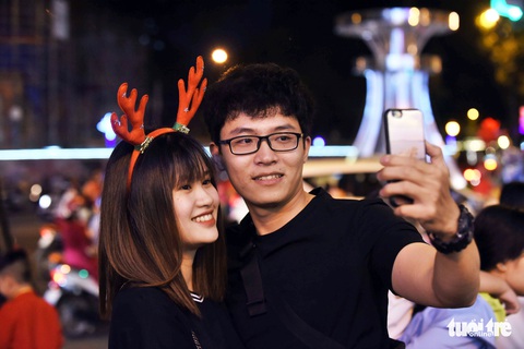 Noel sắc màu, càng khuya dòng người đổ về trung tâm TP.HCM càng đông vui - Ảnh 7. Noel sắc màu, càng khuya dòng người đổ về trung tâm TP.HCM càng đông vui - Ảnh 7.