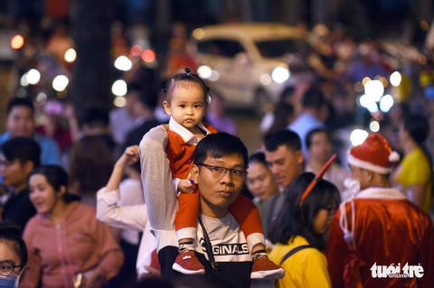 Noel sắc màu, càng khuya dòng người đổ về trung tâm TP.HCM càng đông vui - Ảnh 8. Noel sắc màu, càng khuya dòng người đổ về trung tâm TP.HCM càng đông vui - Ảnh 8.