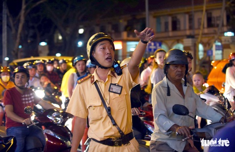 Noel sắc màu, càng khuya dòng người đổ về trung tâm TP.HCM càng đông vui - Ảnh 9. Noel sắc màu, càng khuya dòng người đổ về trung tâm TP.HCM càng đông vui - Ảnh 9.