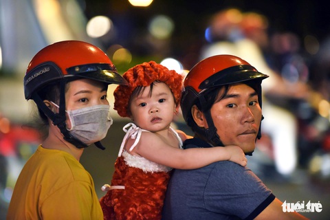Noel sắc màu, càng khuya dòng người đổ về trung tâm TP.HCM càng đông vui - Ảnh 11. Noel sắc màu, càng khuya dòng người đổ về trung tâm TP.HCM càng đông vui - Ảnh 11.
