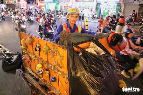 Độc đáo xe rác tuần lộc đón Giáng sinh giữa Sài Gòn - Ảnh 8. Độc đáo xe rác tuần lộc đón Giáng sinh giữa Sài Gòn - Ảnh 8.