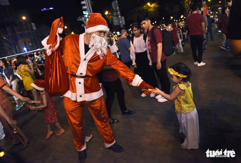 Noel sắc màu, càng khuya dòng người đổ về trung tâm TP.HCM càng đông vui - Ảnh 12. Noel sắc màu, càng khuya dòng người đổ về trung tâm TP.HCM càng đông vui - Ảnh 12.