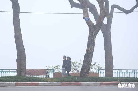 Hà Nội mịt mù như Sa Pa từ sáng đến trưa - Ảnh 12. Hà Nội mịt mù như Sa Pa từ sáng đến trưa - Ảnh 12.