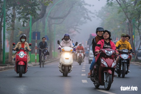 Hà Nội mịt mù như Sa Pa từ sáng đến trưa - Ảnh 5. Hà Nội mịt mù như Sa Pa từ sáng đến trưa - Ảnh 5.