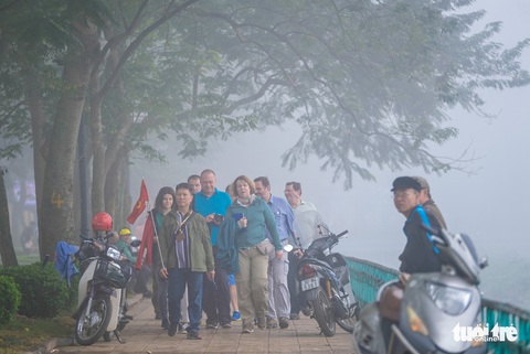 Hà Nội mịt mù như Sa Pa từ sáng đến trưa - Ảnh 7. Hà Nội mịt mù như Sa Pa từ sáng đến trưa - Ảnh 7.