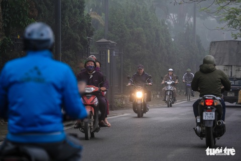 Hà Nội mịt mù như Sa Pa từ sáng đến trưa - Ảnh 10. Hà Nội mịt mù như Sa Pa từ sáng đến trưa - Ảnh 10.
