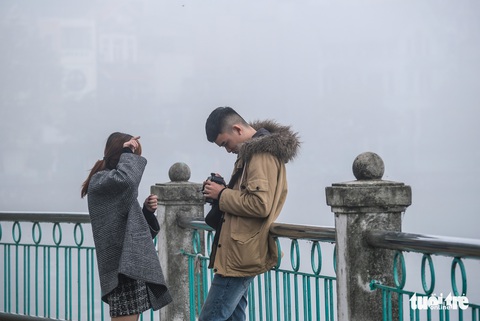 Hà Nội mịt mù như Sa Pa từ sáng đến trưa - Ảnh 11. Hà Nội mịt mù như Sa Pa từ sáng đến trưa - Ảnh 11.