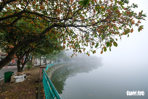 Hà Nội mịt mù như Sa Pa từ sáng đến trưa - Ảnh 13. Hà Nội mịt mù như Sa Pa từ sáng đến trưa - Ảnh 13.