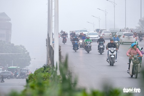 Hà Nội mịt mù như Sa Pa từ sáng đến trưa - Ảnh 3. Hà Nội mịt mù như Sa Pa từ sáng đến trưa - Ảnh 3.