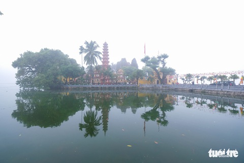 Hà Nội mịt mù như Sa Pa từ sáng đến trưa - Ảnh 6. Hà Nội mịt mù như Sa Pa từ sáng đến trưa - Ảnh 6.