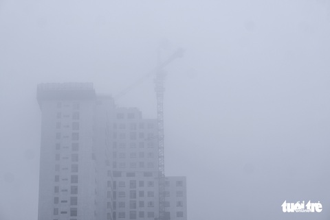 Hà Nội mịt mù như Sa Pa từ sáng đến trưa - Ảnh 4. Hà Nội mịt mù như Sa Pa từ sáng đến trưa - Ảnh 4.