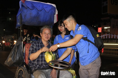 Tình người sưởi ấm đêm lạnh Sài Gòn mùa Giáng sinh - Ảnh 9. Tình người sưởi ấm đêm lạnh Sài Gòn mùa Giáng sinh - Ảnh 9.