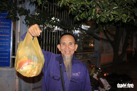 Tình người sưởi ấm đêm lạnh Sài Gòn mùa Giáng sinh - Ảnh 13. Tình người sưởi ấm đêm lạnh Sài Gòn mùa Giáng sinh - Ảnh 13.