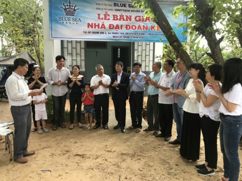 Blue Sea Group bàn giao nhà Đại đoàn kết và trao học bổng cho học sinh - Ảnh 1. Blue Sea Group bàn giao nhà Đại đoàn kết và trao học bổng cho học sinh - Ảnh 1.