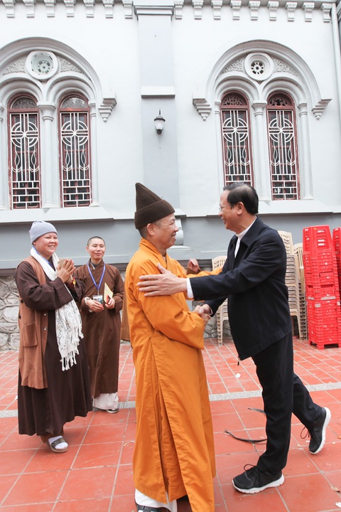 Bóng áo cà sa nơi giáo đường ngày lễ Giáng sinh - Ảnh 3. Bóng áo cà sa nơi giáo đường ngày lễ Giáng sinh - Ảnh 3.