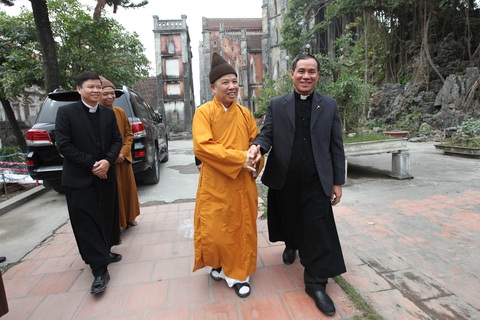 Bóng áo cà sa nơi giáo đường ngày lễ Giáng sinh - Ảnh 4. Bóng áo cà sa nơi giáo đường ngày lễ Giáng sinh - Ảnh 4.