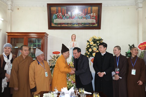 Bóng áo cà sa nơi giáo đường ngày lễ Giáng sinh - Ảnh 5. Bóng áo cà sa nơi giáo đường ngày lễ Giáng sinh - Ảnh 5.