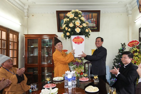 Bóng áo cà sa nơi giáo đường ngày lễ Giáng sinh - Ảnh 6. Bóng áo cà sa nơi giáo đường ngày lễ Giáng sinh - Ảnh 6.