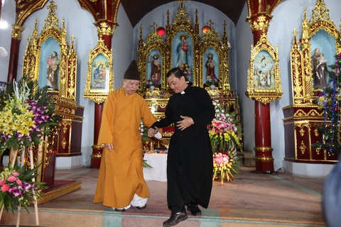 Bóng áo cà sa nơi giáo đường ngày lễ Giáng sinh - Ảnh 9. Bóng áo cà sa nơi giáo đường ngày lễ Giáng sinh - Ảnh 9.