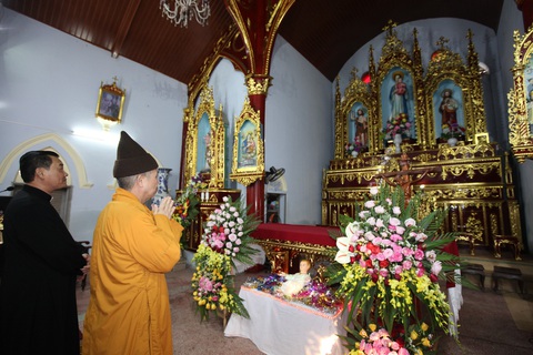 Bóng áo cà sa nơi giáo đường ngày lễ Giáng sinh - Ảnh 2. Bóng áo cà sa nơi giáo đường ngày lễ Giáng sinh - Ảnh 2.