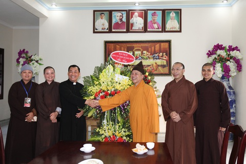 Bóng áo cà sa nơi giáo đường ngày lễ Giáng sinh - Ảnh 11. Bóng áo cà sa nơi giáo đường ngày lễ Giáng sinh - Ảnh 11.