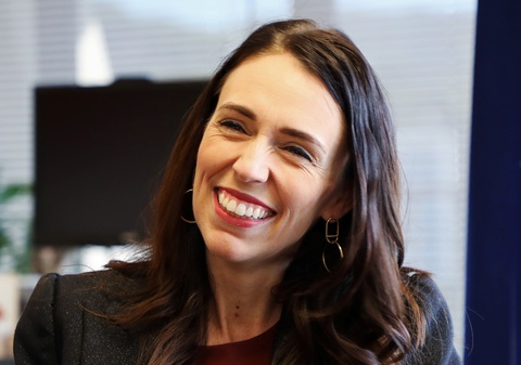 Nữ Thủ tướng New Zealand khuyên Giáng sinh rời điện thoại để chia sẻ với gia đình - Ảnh 1. Nữ Thủ tướng New Zealand khuyên Giáng sinh rời điện thoại để chia sẻ với gia đình - Ảnh 1.