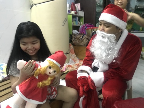 Ông già Noel cưỡi xe đạp len lỏi trong hẻm nhỏ tặng quà Giáng sinh - Ảnh 1. Ông già Noel cưỡi xe đạp len lỏi trong hẻm nhỏ tặng quà Giáng sinh - Ảnh 1.