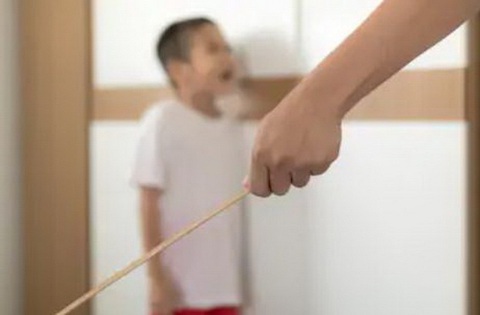 Con làm bài đi, làm sai là bố đánh - Ảnh 1. Con làm bài đi, làm sai là bố đánh - Ảnh 1.