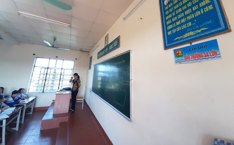 Tặng giấy khen cho trường đặt tên lớp theo các đảo ở Trường Sa - Ảnh 4. Tặng giấy khen cho trường đặt tên lớp theo các đảo ở Trường Sa - Ảnh 4.